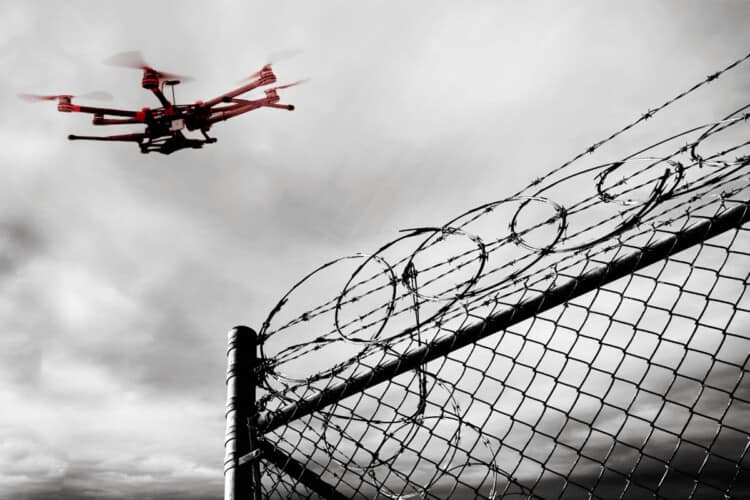  U dvorište FRANCUSKOG zatvora sleteo dron natovaren DROGOM I MOBLILNIM TELEFONIMA (VIDEO)