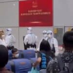 POGLEDAJTE! Do zuba naoružana kineska policija u COVID odelima zabranjuje ljudima da napuste aerodrom (VIDEO)