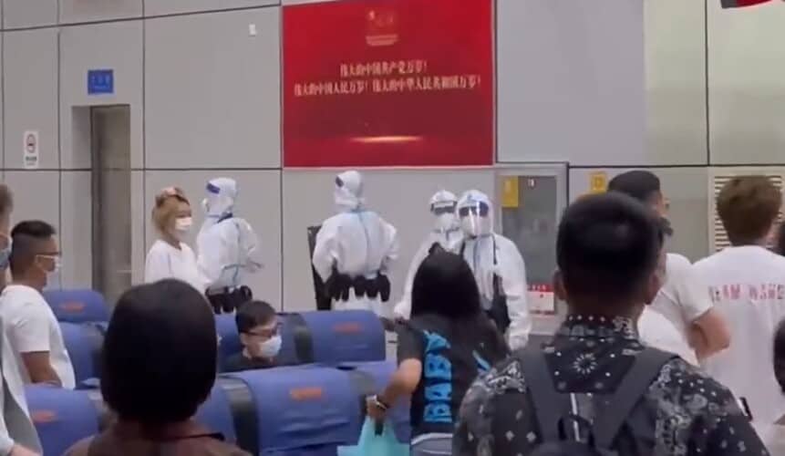  POGLEDAJTE! Do zuba naoružana kineska policija u COVID odelima zabranjuje ljudima da napuste aerodrom (VIDEO)