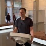 ILON MASK ušetao u sedište TVITERA noseći umivaonik (VIDEO)