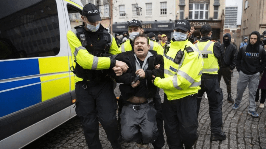 demonstrant dobio slučaj protiv policajaca