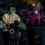 Radnici izlaze iz fabrike zbog virusa