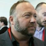 Aleks Džons mora da plati 965 miliona dolara odštete porodicama 8 žrtava pucnjave u školi Sendi Huk