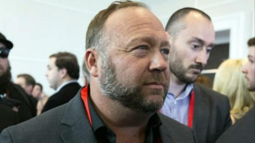 Aleks Džons mora da plati 965 miliona dolara odštete porodicama 8 žrtava pucnjave u školi Sendi Huk