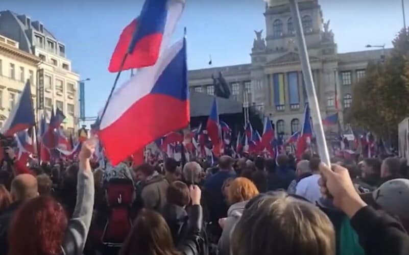  Veliki protest u Češkoj: Traže ostavku vlade i pregovore sa Rusijom(VIDEO)