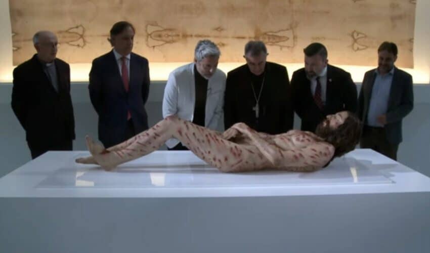  Umetnost?! U Španiji izložena realistična figura golog i krvavog Isusa Hrista- Vatikan pozdravlja