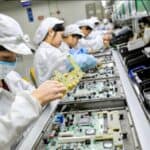 KINEZI zbog COVID-a zaključali 200.000 radnika u INDUSTRIJSKOJ ZONI- Tuku se zbog hrane, dele ćelije