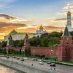 Newsweek: Bajden je suviše oprezan sa Rusijom, treba sprovesti „obezglavljujući udar po Putinu u srcu Kremlja“