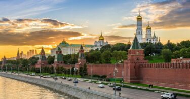 Newsweek: Bajden je suviše oprezan sa Rusijom, treba sprovesti „obezglavljujući udar po Putinu u srcu Kremlja“
