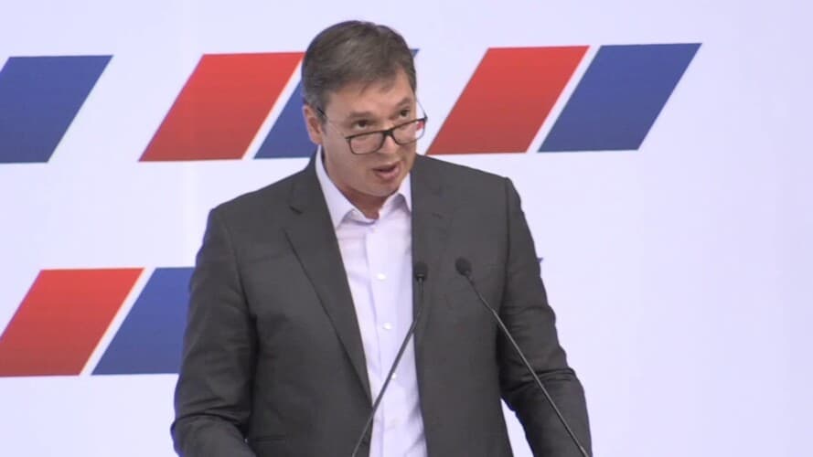 VUČIĆ ismeva narod koji se smrzava: "Došli su na protest u kratkim rukavima"
