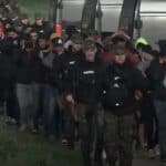 Oko 200 ilegalnih migranata nađeno na obali reke Tise, zaplenjeni pištolji, automatska puška, noževi, mačete