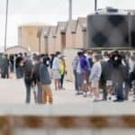 SAD oslobađaju preko 300.000 ilegalnih migranata pomoću uređaja za praćenje