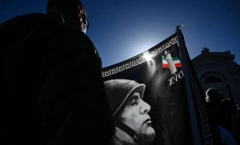  Na hiljade ITALIJANSKIH FAŠISTA maršira u crnim košuljama pevajući u čast MUSOLINIJA