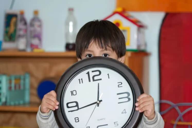  Britanija: U školama ukidaju analogne satove- DECA ne znaju da gledaju u njih
