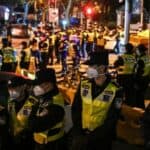 Nema mira u Kini! Komunističke vlasti digle svu policiju! Presreću ljude na ulici i oduzimaju im telefone