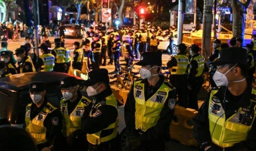  Nema mira u Kini! Komunističke vlasti digle svu policiju! Presreću ljude na ulici i oduzimaju im telefone
