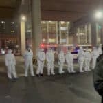 POBUNA U KINI! Demonstranti se sukobavljavaju sa policijom u skafanderima, ruše se punktovi za COVID testiranja (VIDEO)