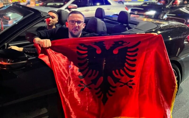 ALBANCI divljaju po Londonu! Mafija slavi sa zastavama i besnim kolima (VIDEO)