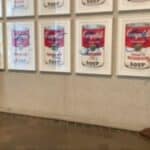 KLIMATSKI HISTERIČARI sada napali umetničko delo Endija Vorhola! Zalepile se za staklo (VIDEO)