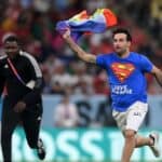 Čeka ga odmor u katarskom zatvoru! Levičarski aktivista uleteo na teren sa LGBT zastavom (VIDEO)