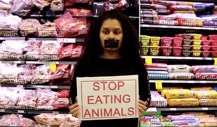 ZELENI IDEALIZAM ili TIRANIJA ŽIVOTINJA? Vegani protestuju u supermarketu u Melburnu!