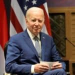 BAJDEN ponovo uhvaćen sa "puškicama"! Na papiru stoji podsednik da sedne i da okrene sledeću stranicu (FOTO)