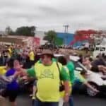 Automobil prošao kroz demonstrante koji zbog Bolsonara blokiraju put (VIDEO)