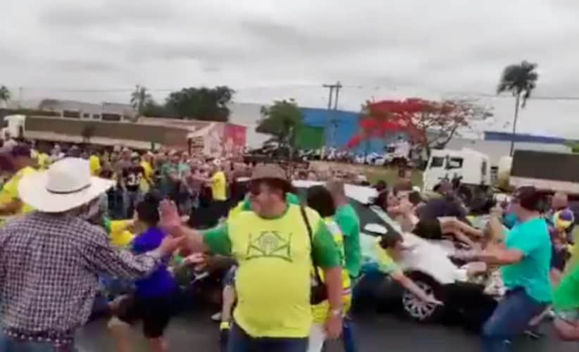  Automobil prošao kroz demonstrante koji zbog Bolsonara blokiraju put (VIDEO)