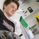 Vakcina pomaže?! Dečak iz britanije 2 godine ne ide u školu zbog dijagnoze "DUGOTRAJNOG KOVIDA"