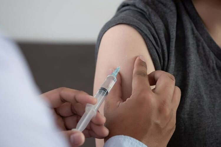  Javne ličnosti koje su promovisale vakcinu da stanu u RED! Srbija odobrila nove bivalentne vakcine protiv COVID-a
