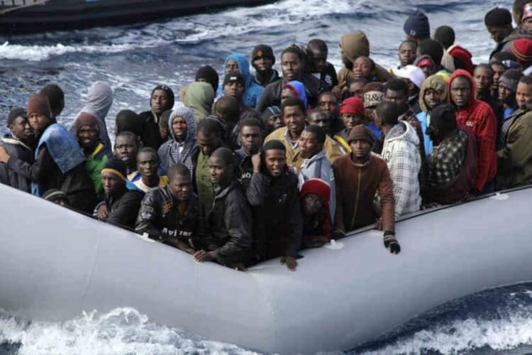  ITALIJA blokirala iskrcavanje migranata na njihovu obalu- Doveli su ih NEMCI