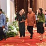 Globalistička ekskurzija! Premijerka Novog Zelanda i Klaus Švab zajedno ušetali na samit u Istočnoj Aziji