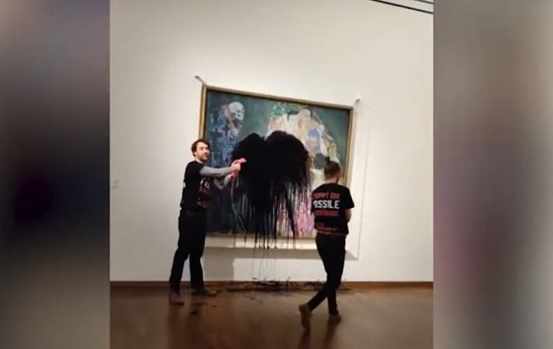  EKO AKTIVISTI nastavljaju LUDILO! Polili farbom sliku Gustava Klimta(VIDEO)