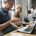 FRANCUZ pobedio na sudu u slučaju koji se tiče NJEGOVOG prava da mu bude dosadno na poslu