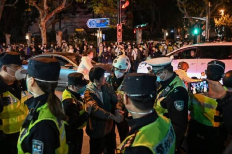  Masovni protesti nakon požara u stanovima u Sinđangu naterali kineske vlasti da ukinu neka ograničenja