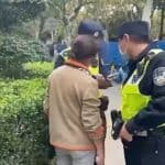 Policija u Kini nasumično zaustavlja građane, primoravajući ih da brišu fotografije sa protesta i zapadne aplikacije