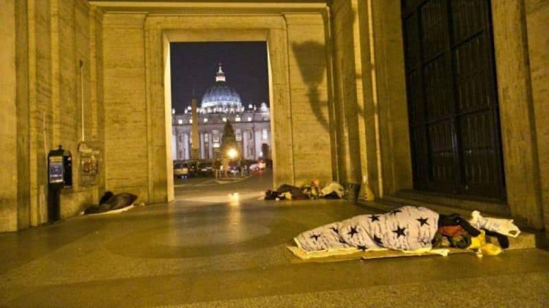  Hrišćanski je pomoći?! U sred Vatikana preminuo beskućnik dok crkvenjaci sede u toplim prostorijama