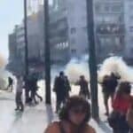 Sukob policije i građana na protestima u Grčkoj: Letele kamenice, ispaljen i suzavac(VIDEO)