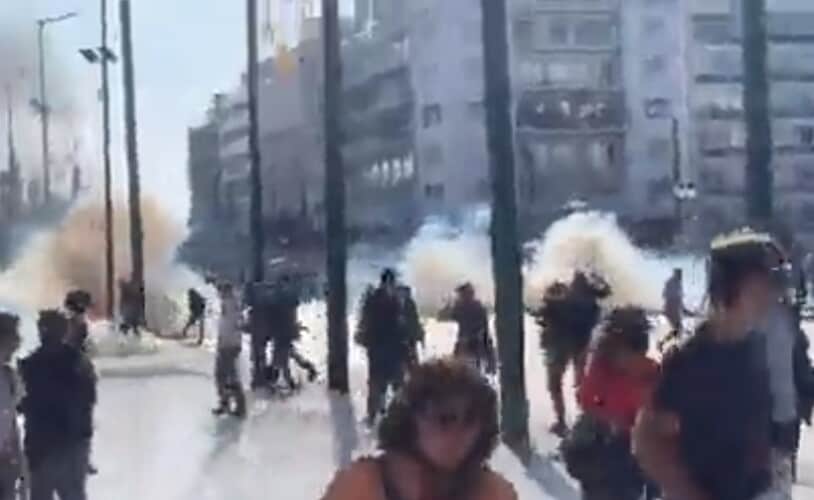  Sukob policije i građana na protestima u Grčkoj: Letele kamenice, ispaljen i suzavac(VIDEO)