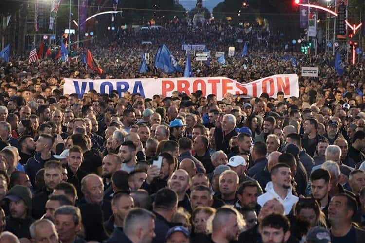  VELIKI PROTEST u Albanij protiv VUČIĆEVOG BRATA RAME