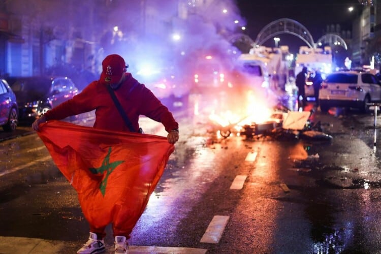  KOMPILACIJA NASILJA! Marokanci pale Evropu, policija pod udarom, zapaljeni automobili a mediji kriju ove snimke (VIDEO)