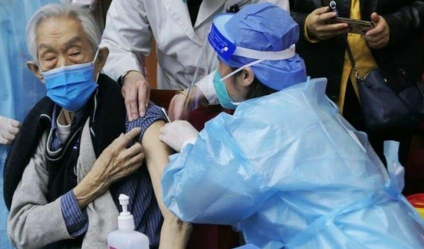  VLASTI U KINI idu od kuće do kuće i plaćaju starijima od 60 godina da se vakcinišu