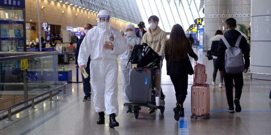 KINA proglašava COVID za prehladu?! PEKING UKIDA KARANTIN ZA PUTNIKE