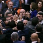 TUČA U TURSKOM PARLAMENTU! Član opozicije završio na reanimaciji nakon udarca (VIDEO)