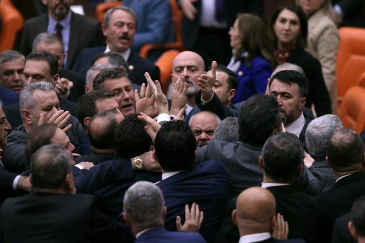  TUČA U TURSKOM PARLAMENTU! Član opozicije završio na reanimaciji nakon udarca (VIDEO)