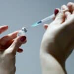 Lekari iz Britanije pozivaju na HITNU istragu mRNA vakcina protiv COVID-a 19 (VIDEO)