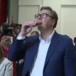 SRAMOTNO! Dok Vučićeva policija tuče svoj narod na Jarinju, predsednik Srbije peva uz Acu Lukasa (VIDEO)