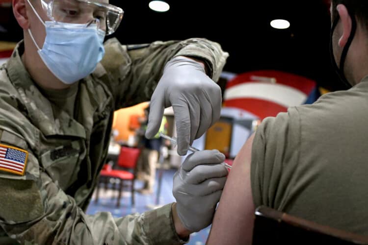  Vašington razmatra ukidanje obavezne vakcinacije protiv COVID-a za vojsku