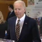 I DALJE ga puštaju blizu dece! Samo pogledajte lice Džoa Bajdena (VIDEO)