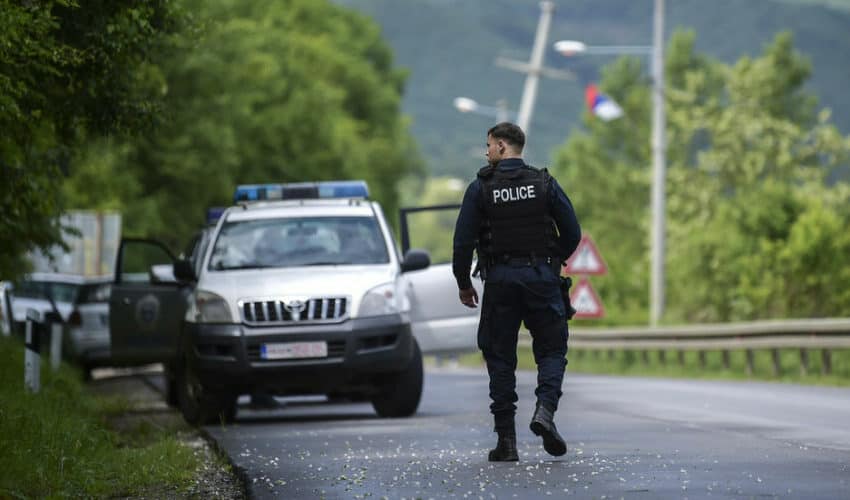  Kosovska policija u zgradi opštine u Severnoj Mitrovici: Uvode albansku vlast
